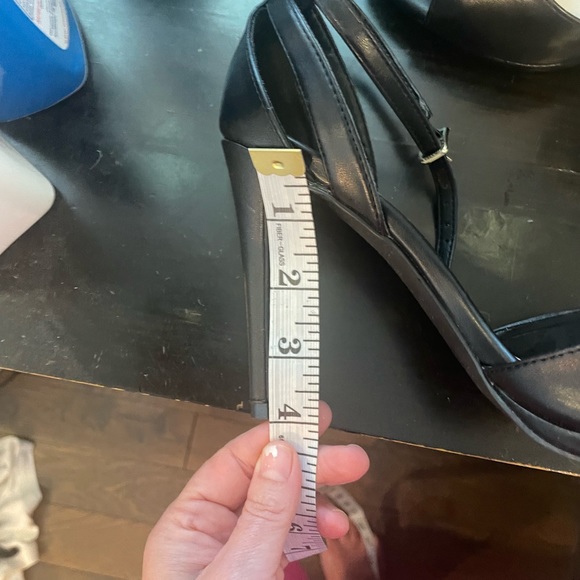 Le Chateau Size 7 Strappy Heels - Picture 4 of 4